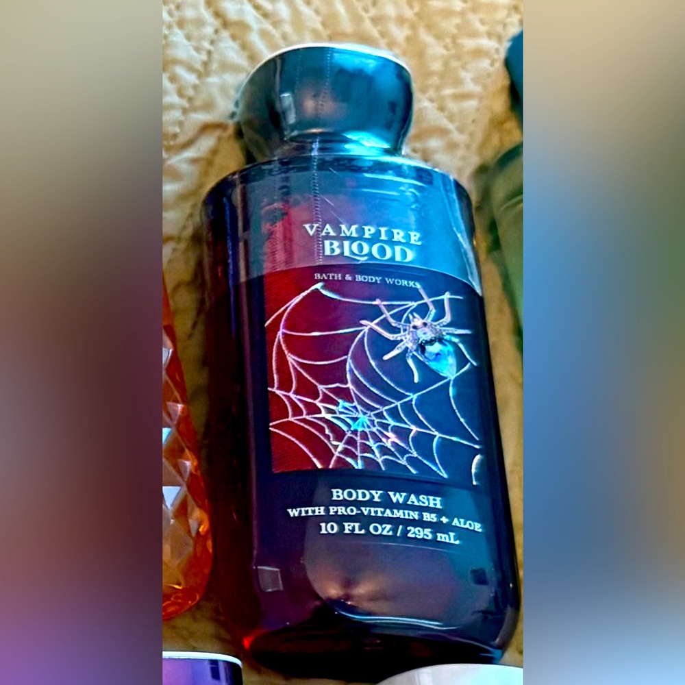 Bath & Body Works Vampire Blood - 10 OZ Body Wash - Spooky & Seductive! 🦇🖤